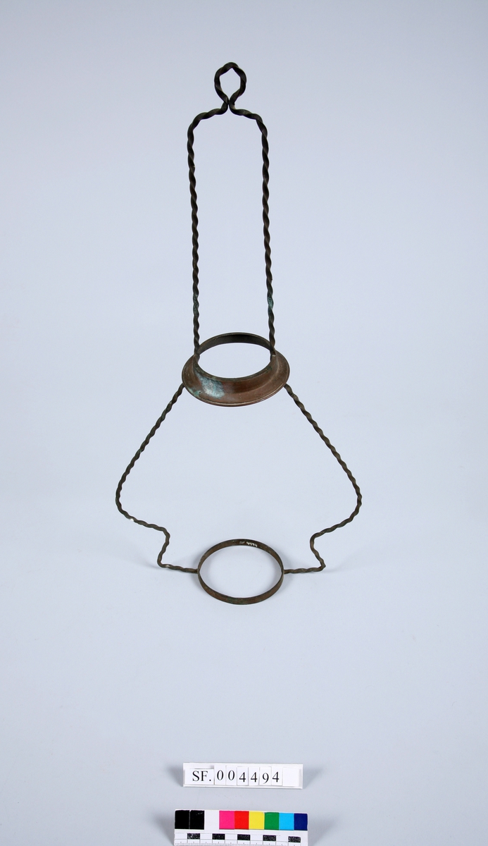 Vridd opphang med messing ringar for støtte av lampe og glas.