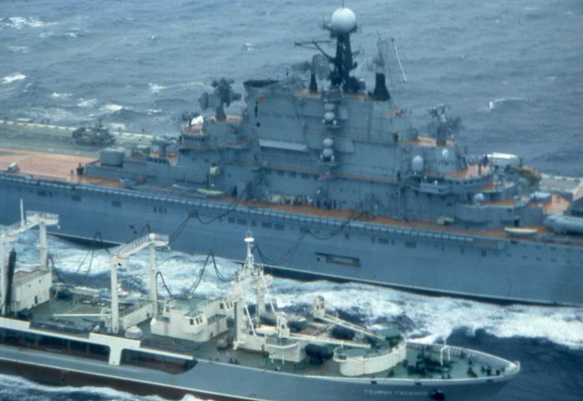 Russisk hangarskip av Kiev - klassen med nr. 051. Det nærmeste fartøyet er av Boris Chilikin - klassen. Bak til venstre på flydekket sees et helikopter.