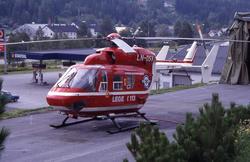 Ett helikopter på bakken , MBB BK 117 LN-OSV fra Statens Luf