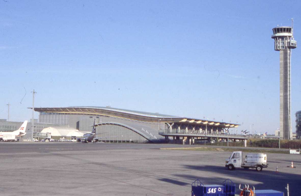 Lufthavn: OSL Gardermoen, Oslo 
Kontrolltårn, adkomsthall og flyparkering