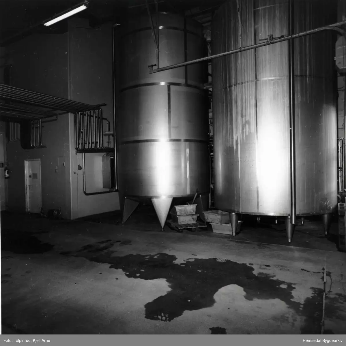Hemsedal meieri vart nedlagt 21. juli 2001.
Tankbilhallen. To tankar for geitemjølk. Kvar tank romma 30ooo liter