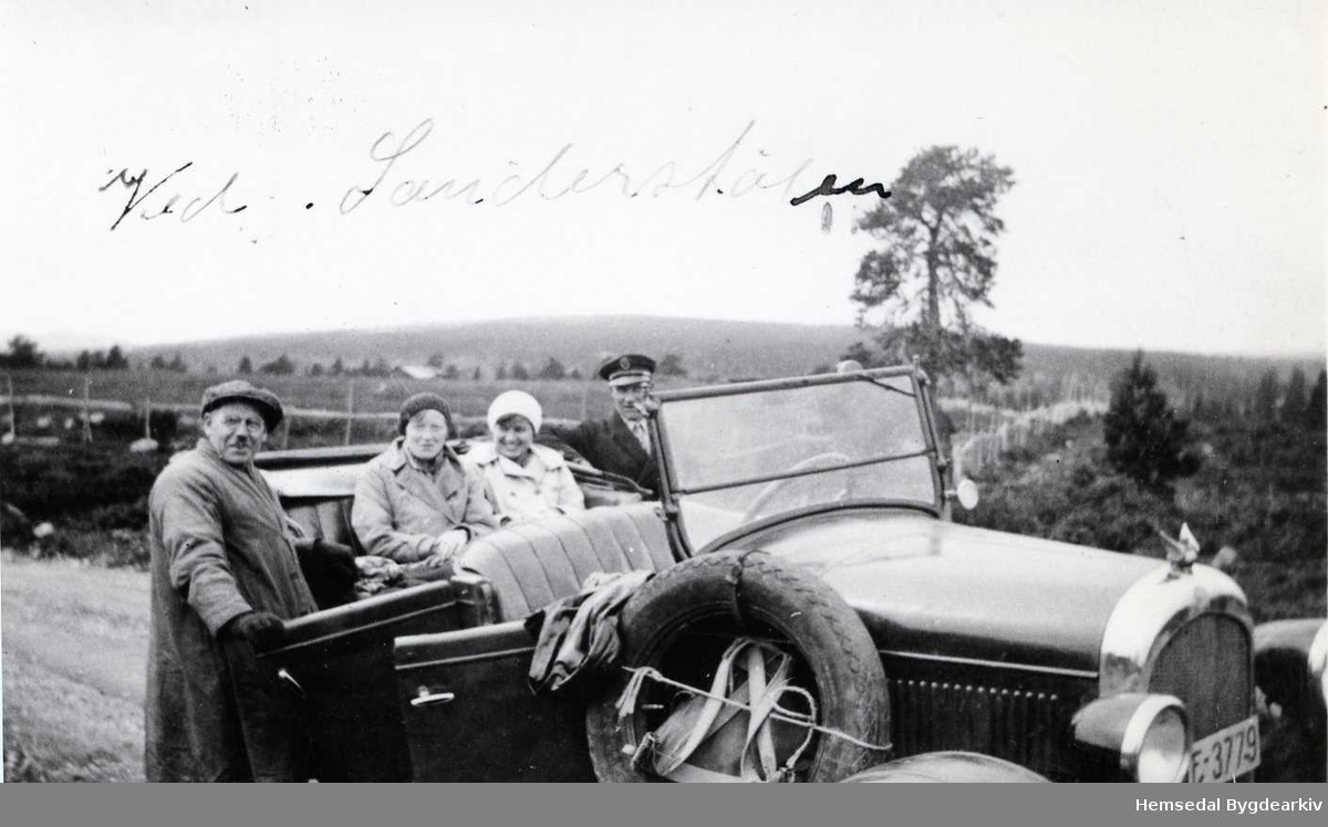Ivar Hjelmen frå Hemsedal med drosja F3779 ved Sanderstølen.  Bilen er ein 1927 Chrysler.