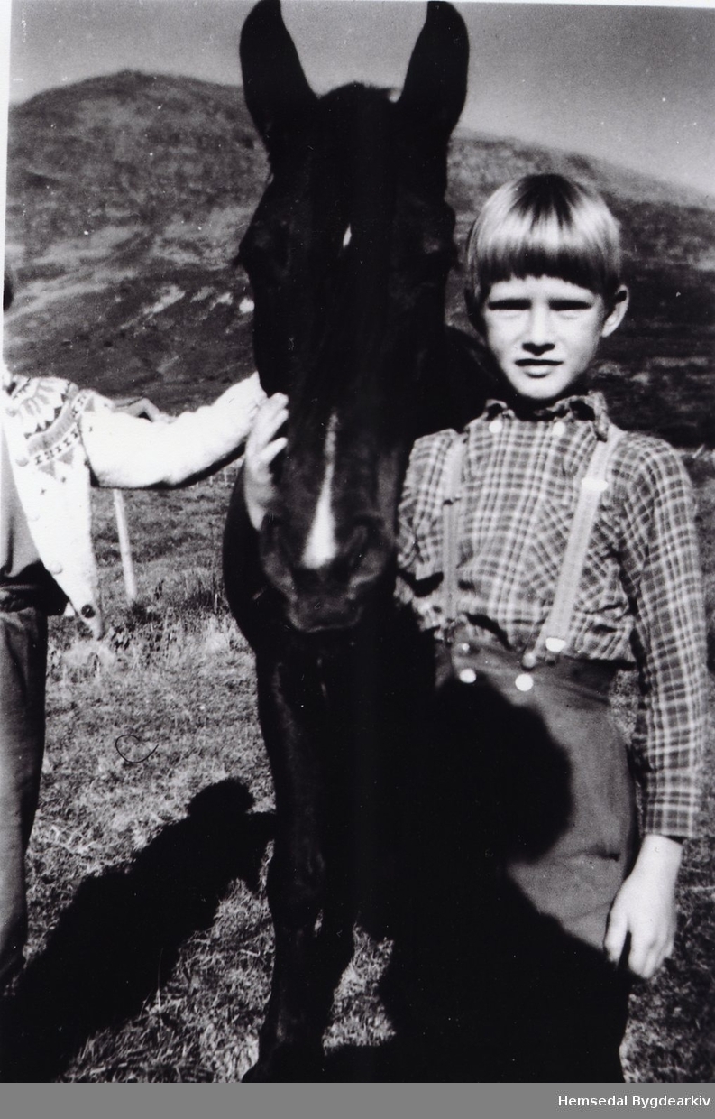 Jon Stillerud med Stella, hesten til Erik Helgesen i 1958 på Jordheimstølane.