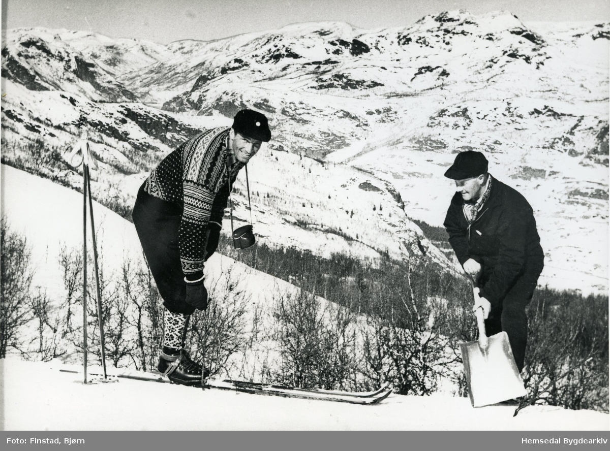 Olav Dokk og Olav Fekene i gang med løypepreparering i Hemsedal skisenter i 1960-åra
