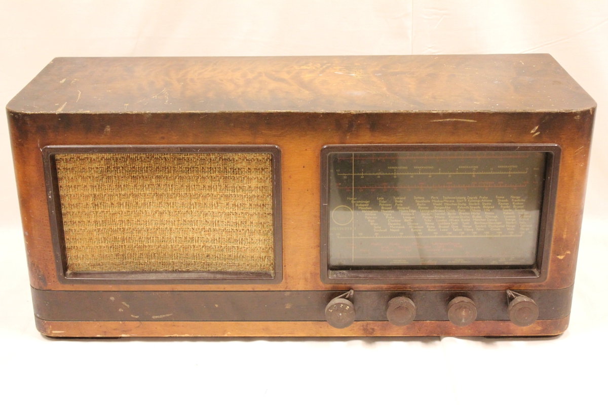 En radio av merket "Tandberg sølvsuper 5".
Funnet på søpla på Vigeland høsten 2010