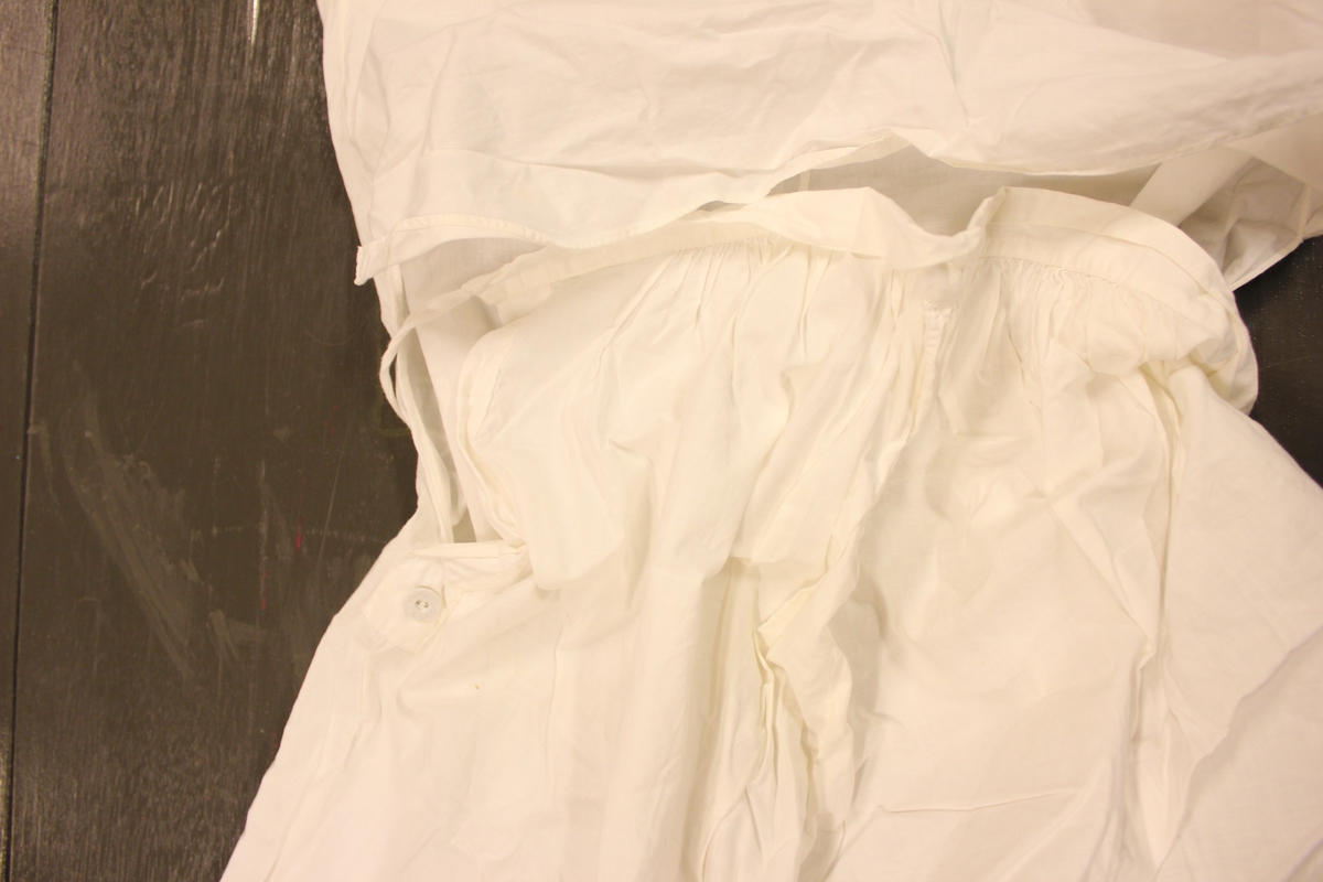 Hvitt undertøy til kvinne. Bukse og trøye i ett med heklet bærestykke. Har tilhørt "Margit Sørensen" fra Sjølingstad.