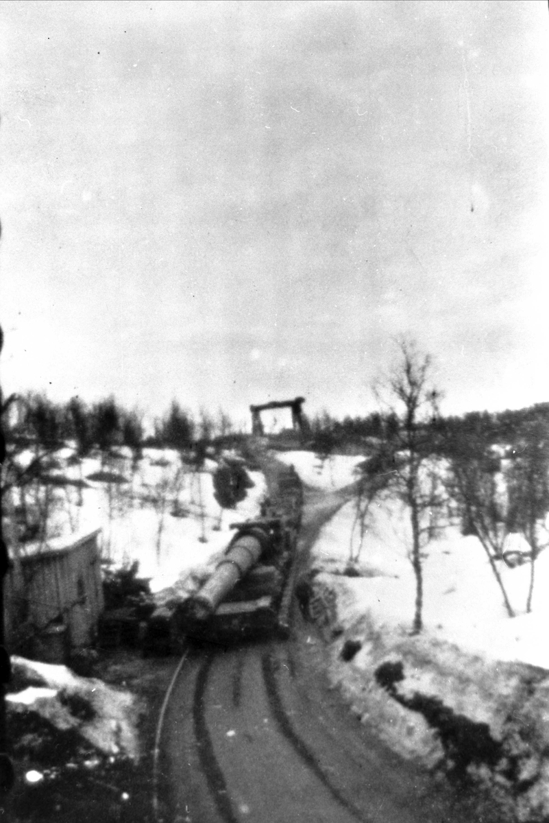 Røret til en av Adolfkanonene transporteres siste etappe opp til stillingen der den skal monteres på Trondenes, 1943-44.