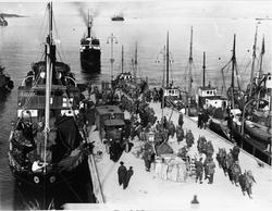 Britiske soldater ilandsettes ved dampskipskaia i Harstad. V