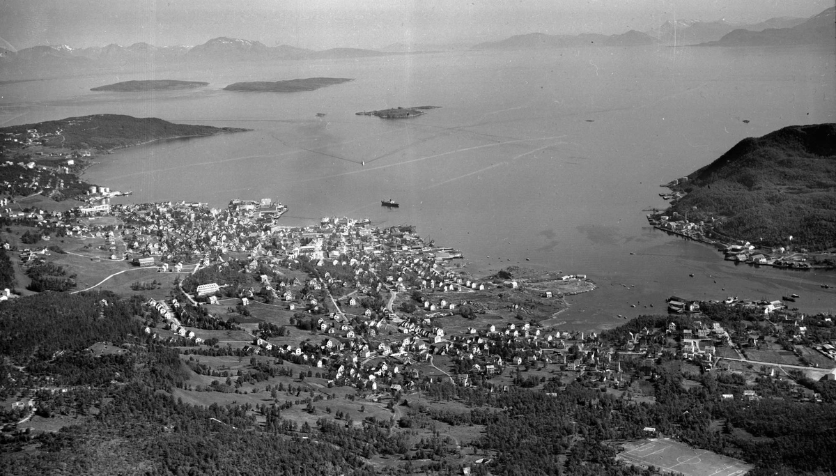 Flyfoto av Seljestad og Harstad, fotografert mot nord.