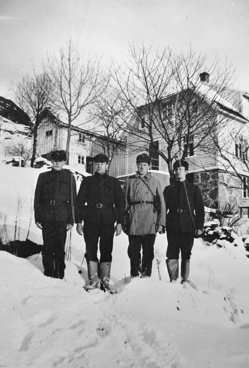 4 vaktmenn før krigen,snø, hus.