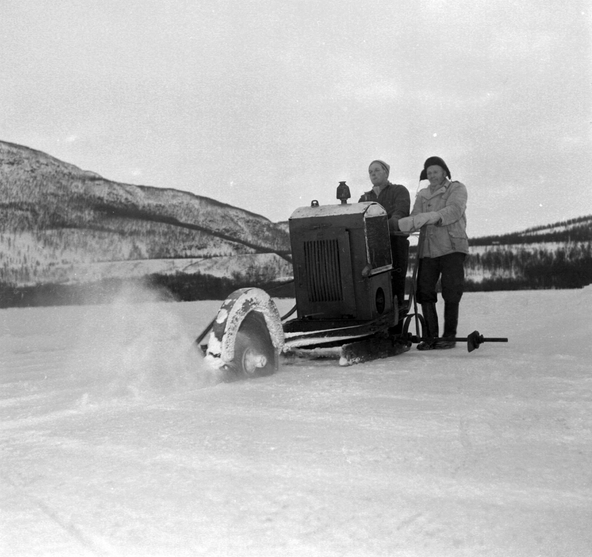 Isskjæring på Møkkelandsvannet, 1960. Isen sages med maskin.