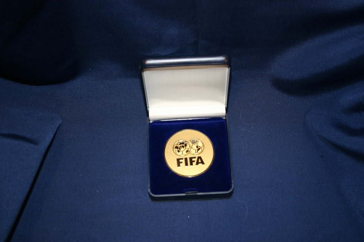 Fra 56. FIFA-kongress i München 7. og 8. juni 2006.
Medalje diam. 5 cm,etui 8,5 x 8,5 cm.