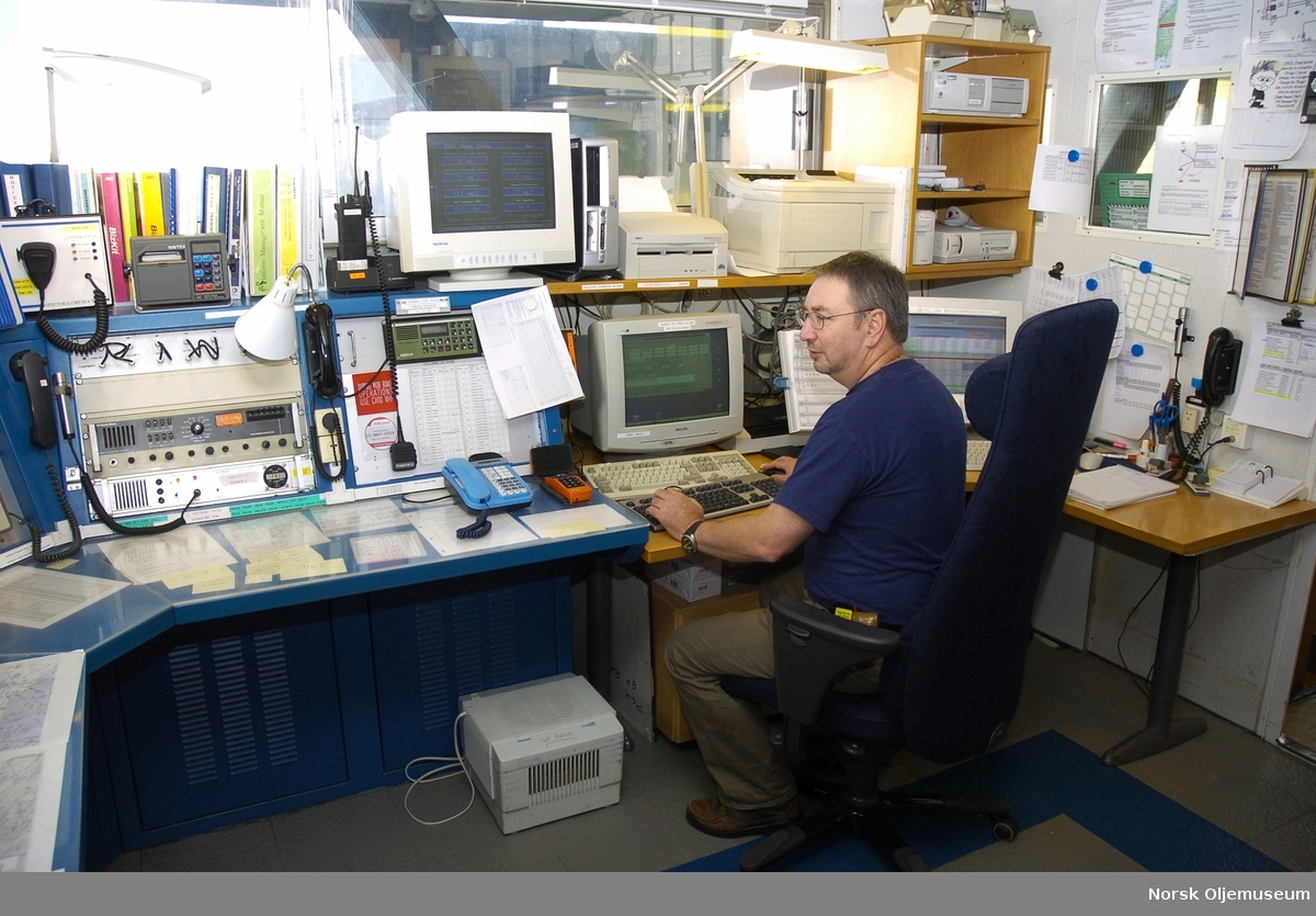 Radiorommet på QP.  Peter Hills, logistics supervisor i arbeid.  Her blir også inn- og utsjekking foretatt samt at han har logistikken på båt- og helikoptertrafikk.