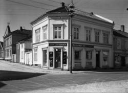 John Jørgensen kolonialforretning. Eksteriør med reklameskil