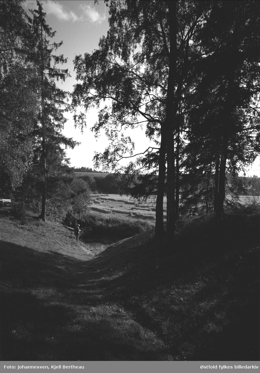 Gammelt vadested over Mysenelva. Erling Johansen står til venstre i hulveien. Bildet tatt på 1970-tallet.