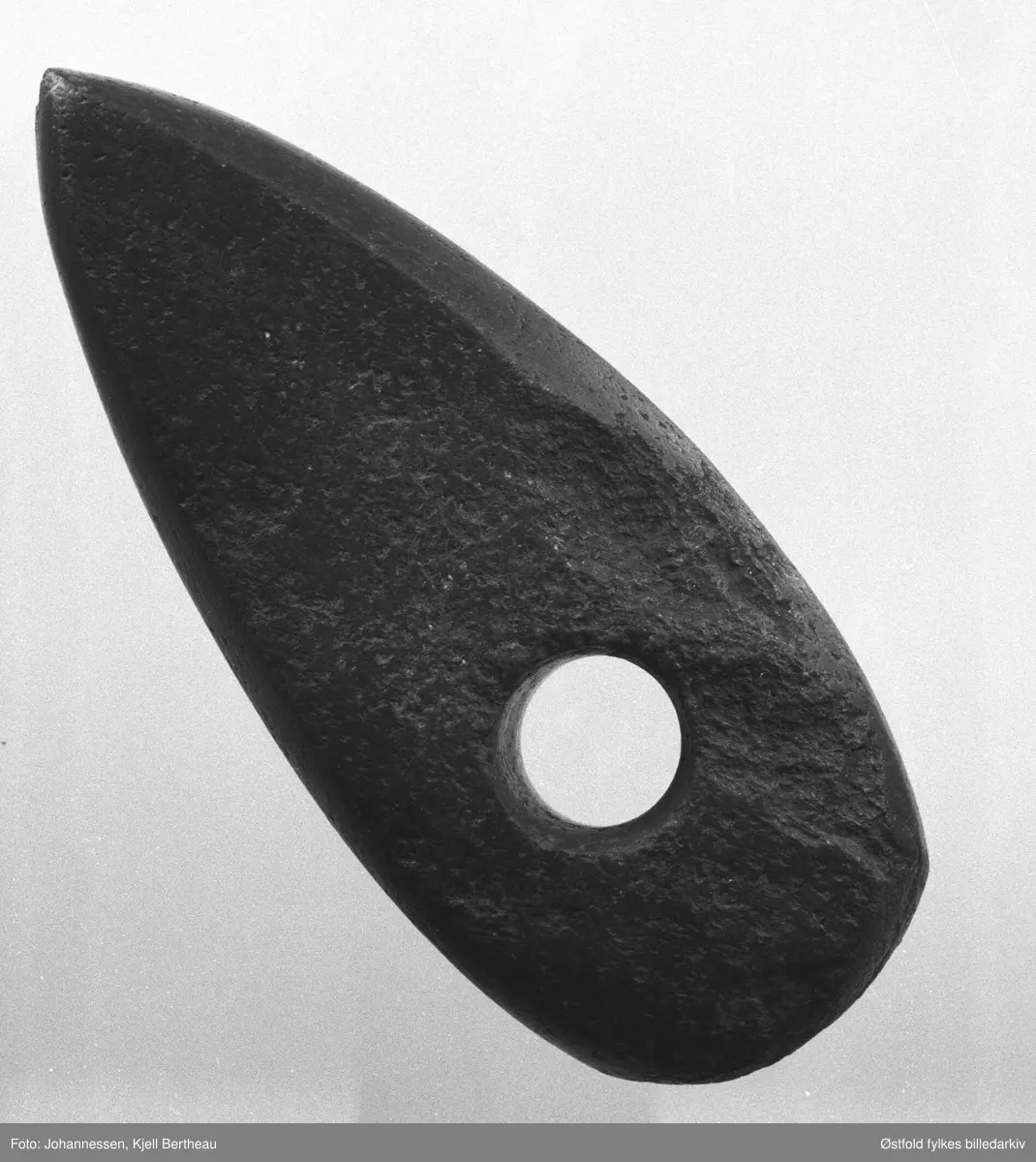 Arkeologiske gjenstander fra Edmund Rees samling på Jeløy, fotografert 1974. Skafthullløks.