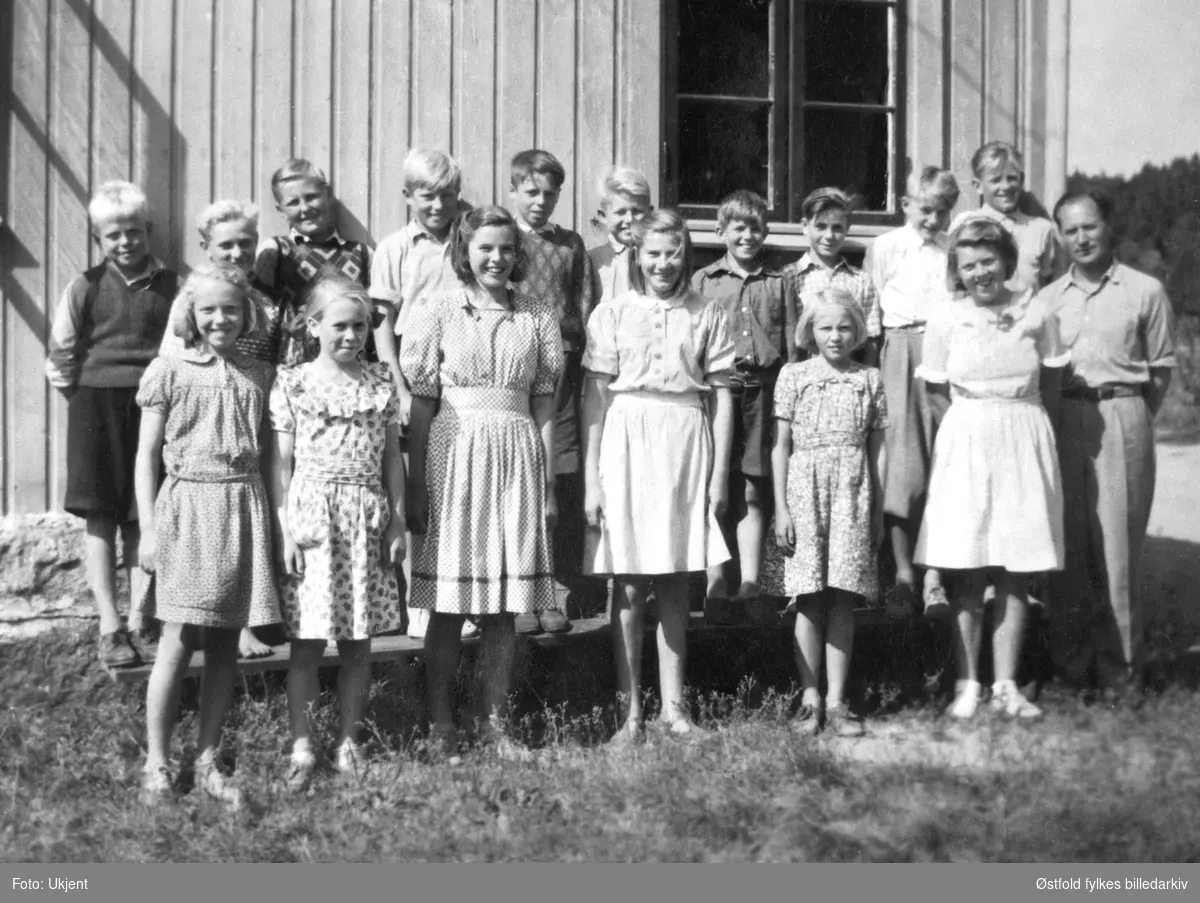 Gamle Jelsnes skole i Tune med lærer Sverre Røinesdal, 5., 6. og 7. klassetrinn 1948. Ingen navneliste.