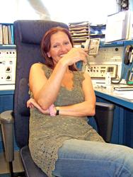 En kvinne i radiorommet på QP tar seg en sigar og feirer avs