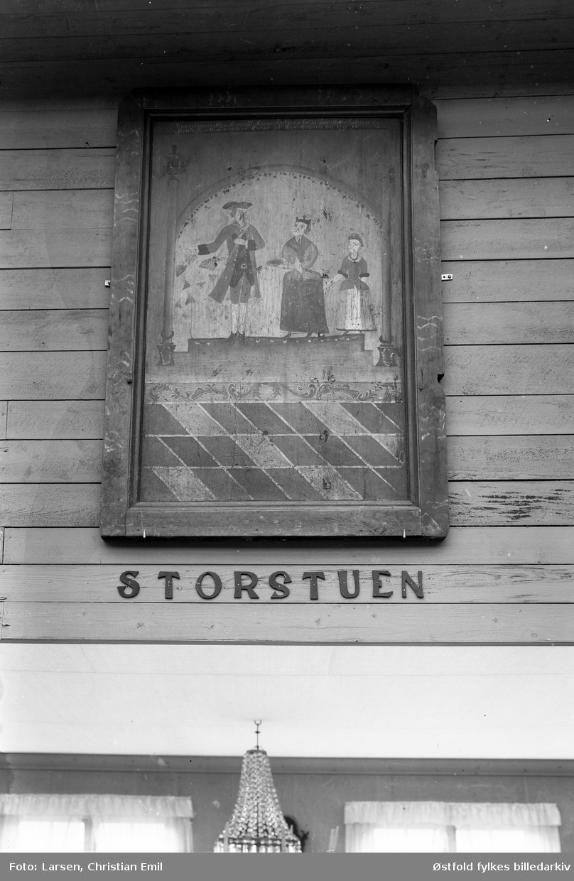 Østfoldutstillingen i Sarpbsborg 1930. Høysetetavle, samt skilt for Storstuen. Antakelig til  interiør  fra Borgarsyssel Museums kulturhistoirske utstilling.