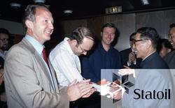 Besøk av kinesere på Statfjord A.  Arve Johnsen er blant ver