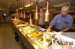 Matservering i kantinen på Statfjord C.