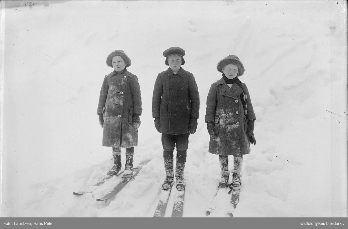 Fotografens egne barn på ski , sannsynligvis utenfor hjemmet på Hollenderbjerget, Moss ca 1912-14.
Fra venstre: Ingertha, Robert William og Solveig Elvira Lauritzen.