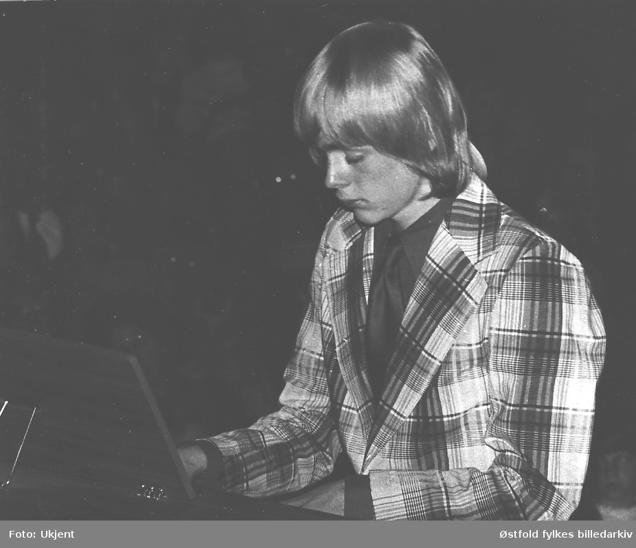 Festival i Speilet kino, høsten 1972. Yamaha musikkskole i Fredrikstad. 
Ved orgelet elev Geir Langslet Eriksen.