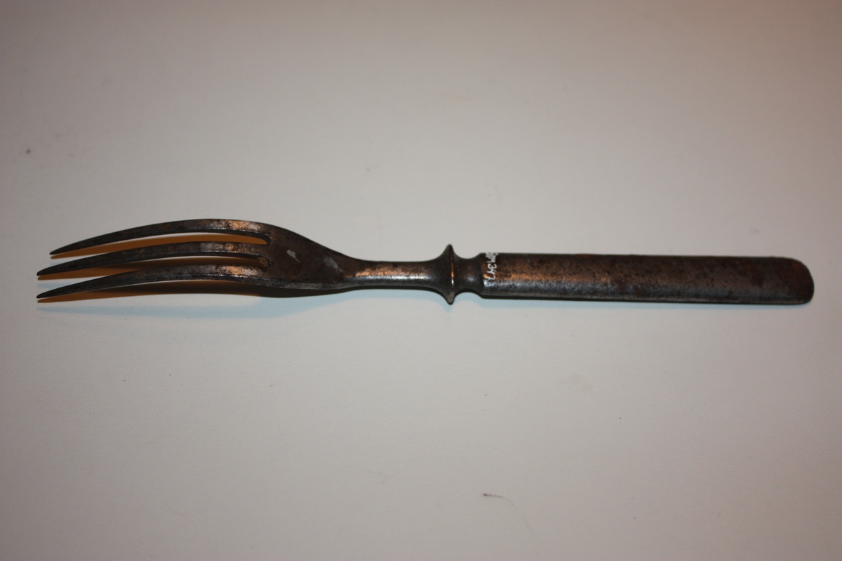 Form: gaffel med tre tinnar
