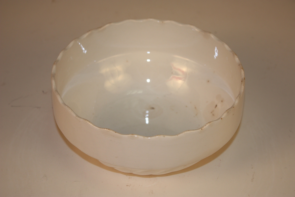 Form: Rund skål med bølgja kant
