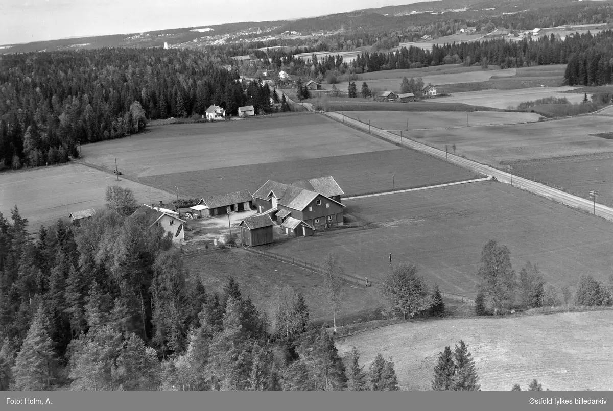 Gården Bøhler østre i Eidsberg, flyfoto fra 27. mai 1957.