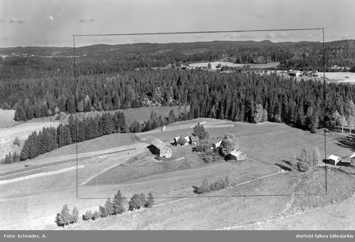 Kviller gård, Mysen  i Eidsberg, flyfoto fra 26. september 1957. Siden daværende eier var Hans Kviler, kan det være Kvillerfjerdingen eller er det gården "Kviler" (som Widerøe har oppgitt)?