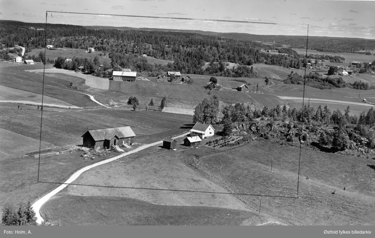 Knutebråten gård  i Skiptvet, flyfoto 20. juni  1957.