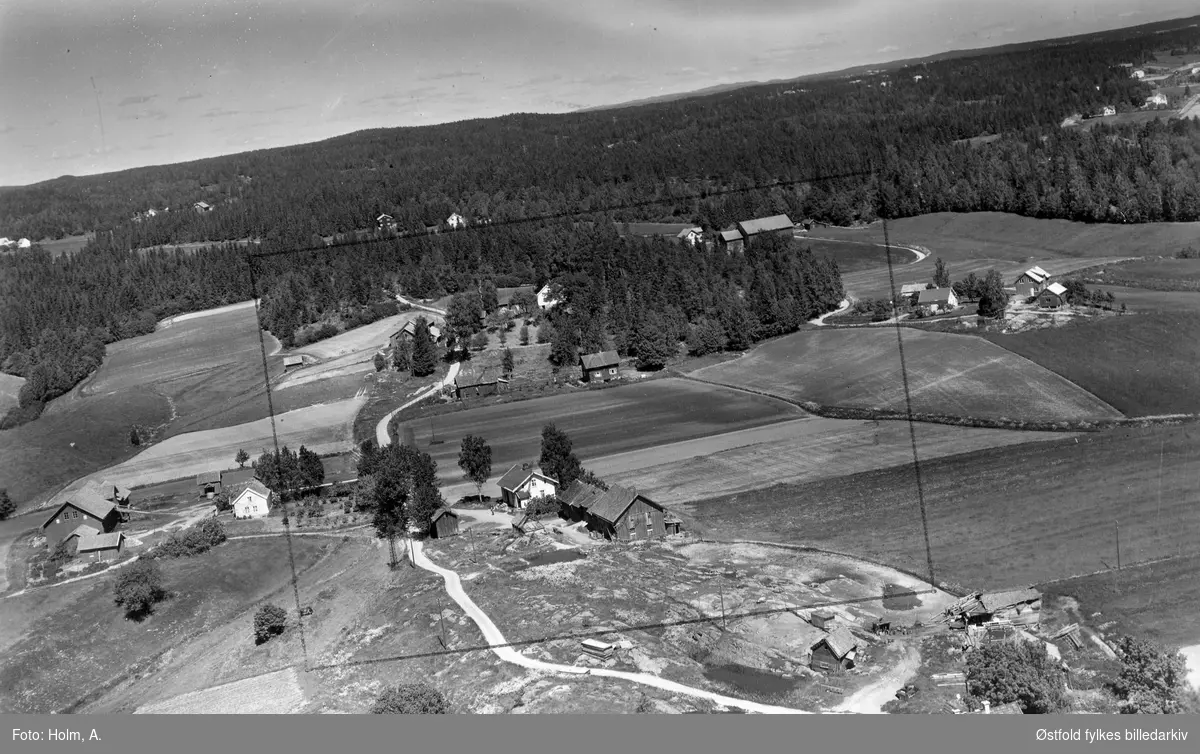 Åmodt gård  i Skiptvet, flyfoto 20. juni  1957. Søndre Aamodt gård til ventre.
