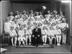 Sarpsborg Guttemusikkorps med dirigent fotografert i fotoate