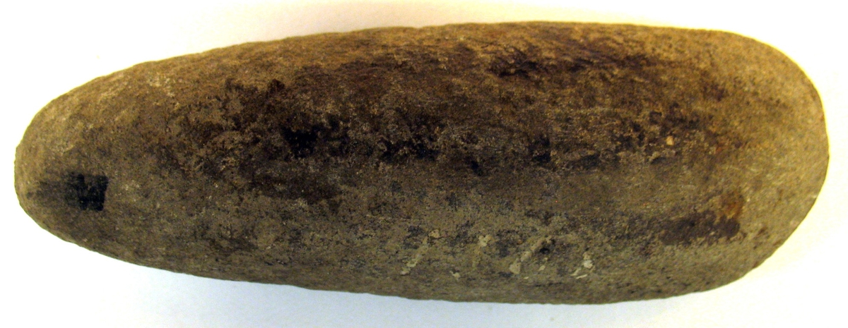 10 554: Från Lilla Hallebo, Flo socken, Västergötland.

Trindyxa, 1st, oval genomskärning. Spetsig nacke, rundad skadad egg. L.10,2 cm, br. 3,4 cm.