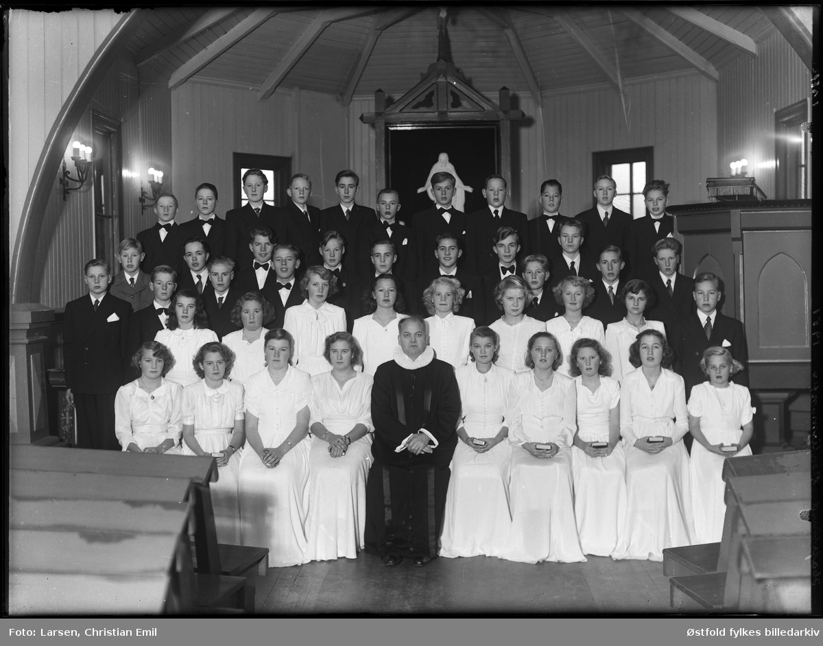 Konfirmanter fra Hafslund i Skjeberg 1951 fotografert i Hafslund kirke.