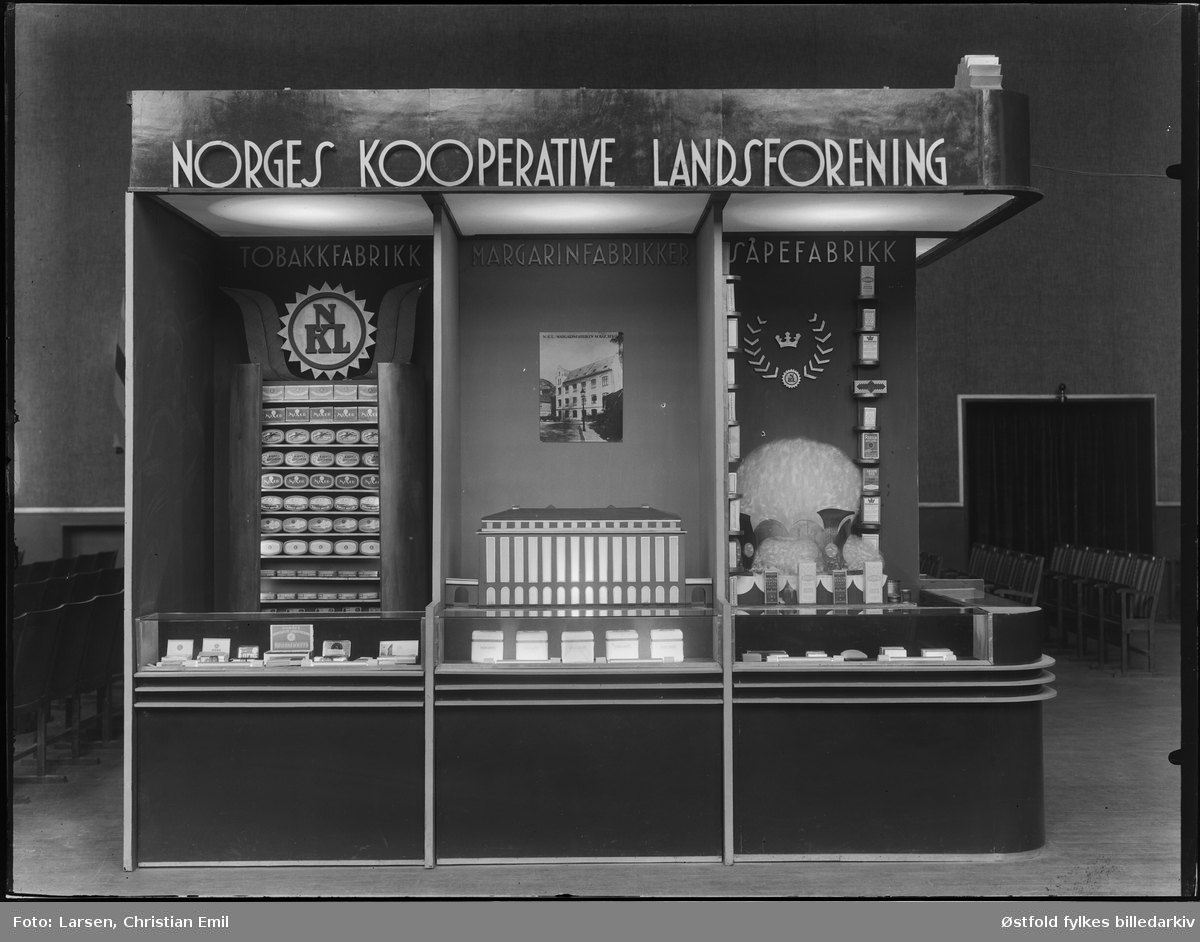 NKL - Norges kooperative landsforening. Kooperativ-utstillingen 1933 i Sarpsborg?. Utstillingsmonter for tobakksfabrikk, margarinfabrikk, Nordkronen såpefabrikk.