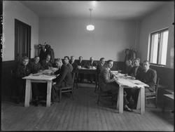 Møte i Folkets Hus i Sarpsborg 1946. NAvn på personer er ukj