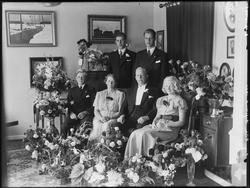 Stueinteriør med familien til ingeniør Due ved Hafslund i Sk