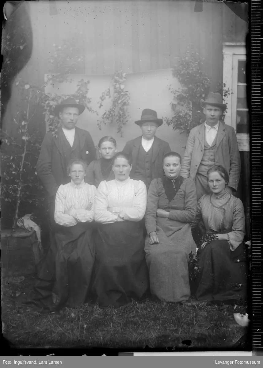 Gruppebilde av fem kvinner og tre menn.