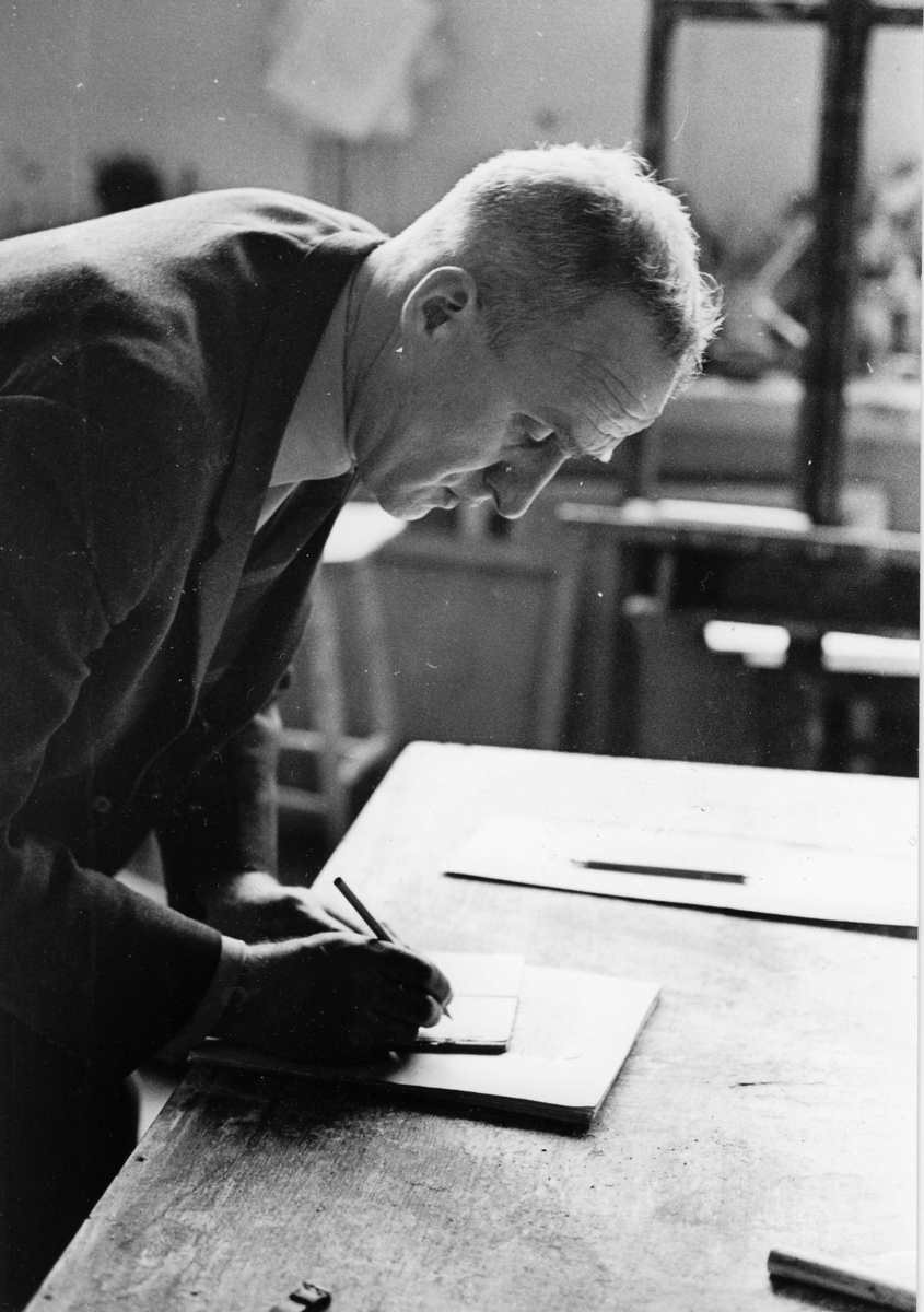 Ludvig Eikaas i sitt atelier i Madserud Allé 12