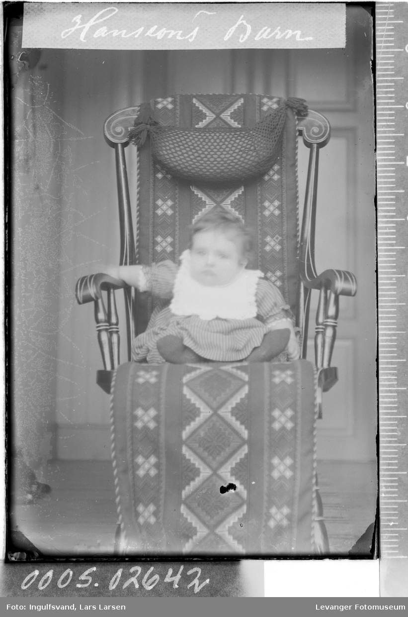 Portrett av et spedbarn i en stol.