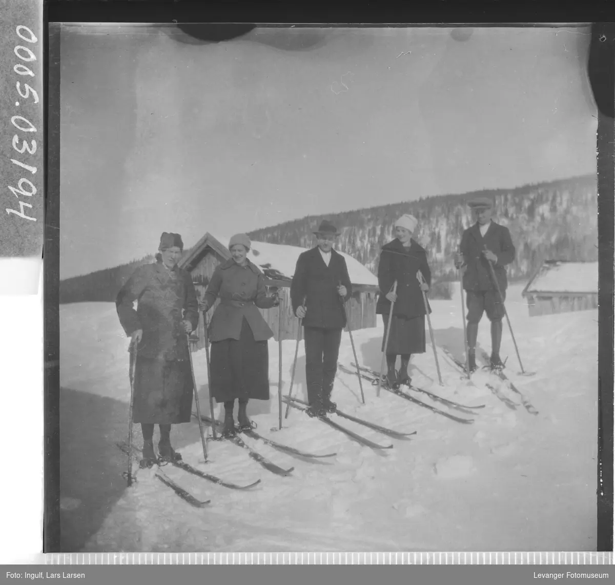 Gruppebilde av tre kvinner og to menn på ski.