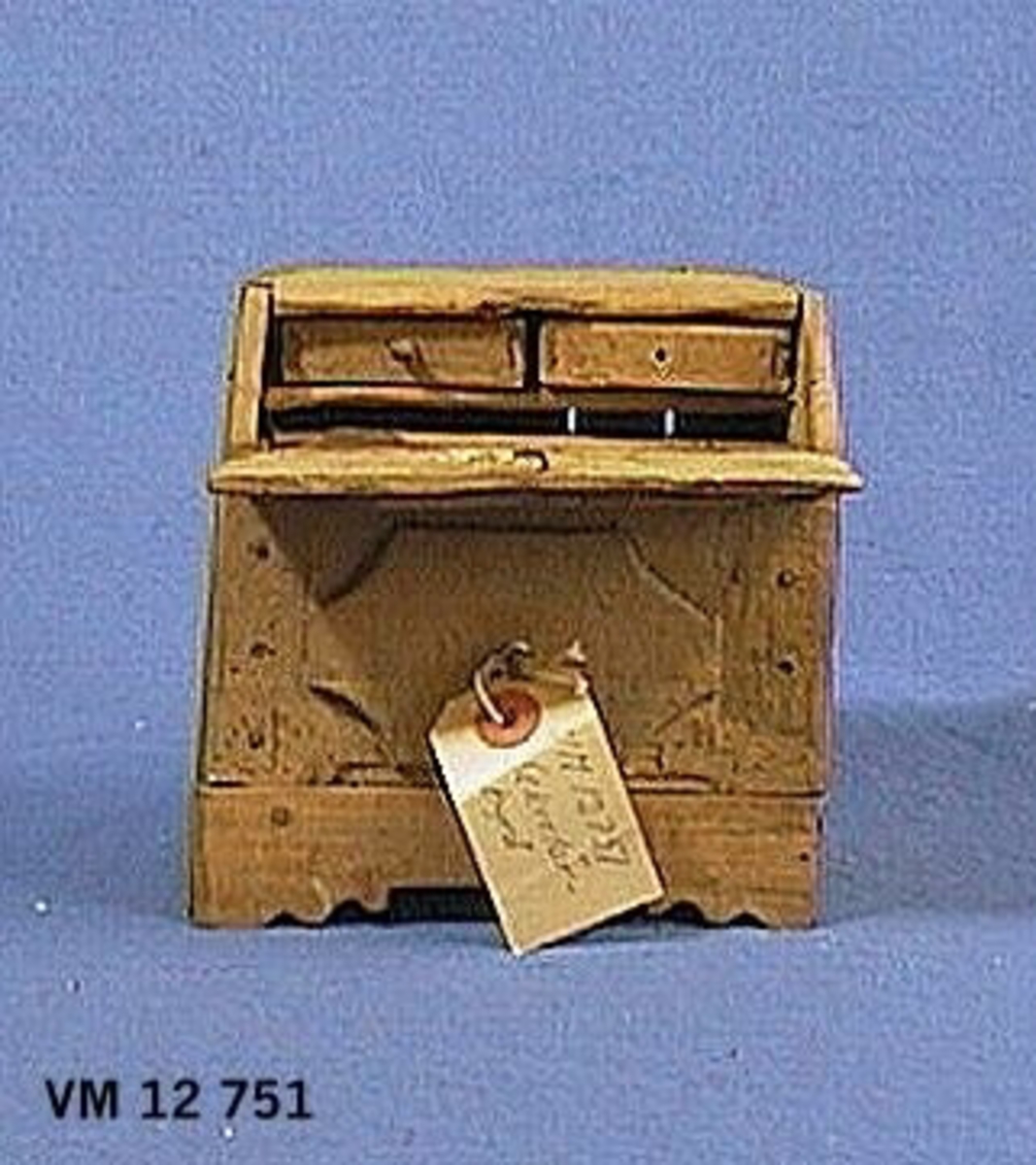 Hemmasnickrad byrå, sekretär, sent 1800-tal, från Norra Björke. Leksak, miniatyr.