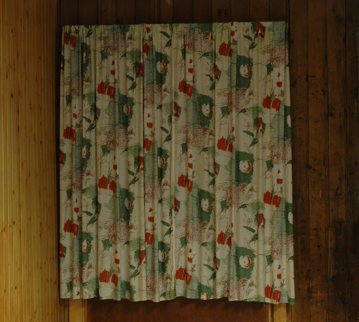 Gardin sydd av tekstil med blomstermønster i hvitt, rødt, grønt og brunt. Jarekant på begge langsidene, opplegg nederst og løpegang øverst. Tynt stoff. To fag.
SVN 812A
SVN 812B
