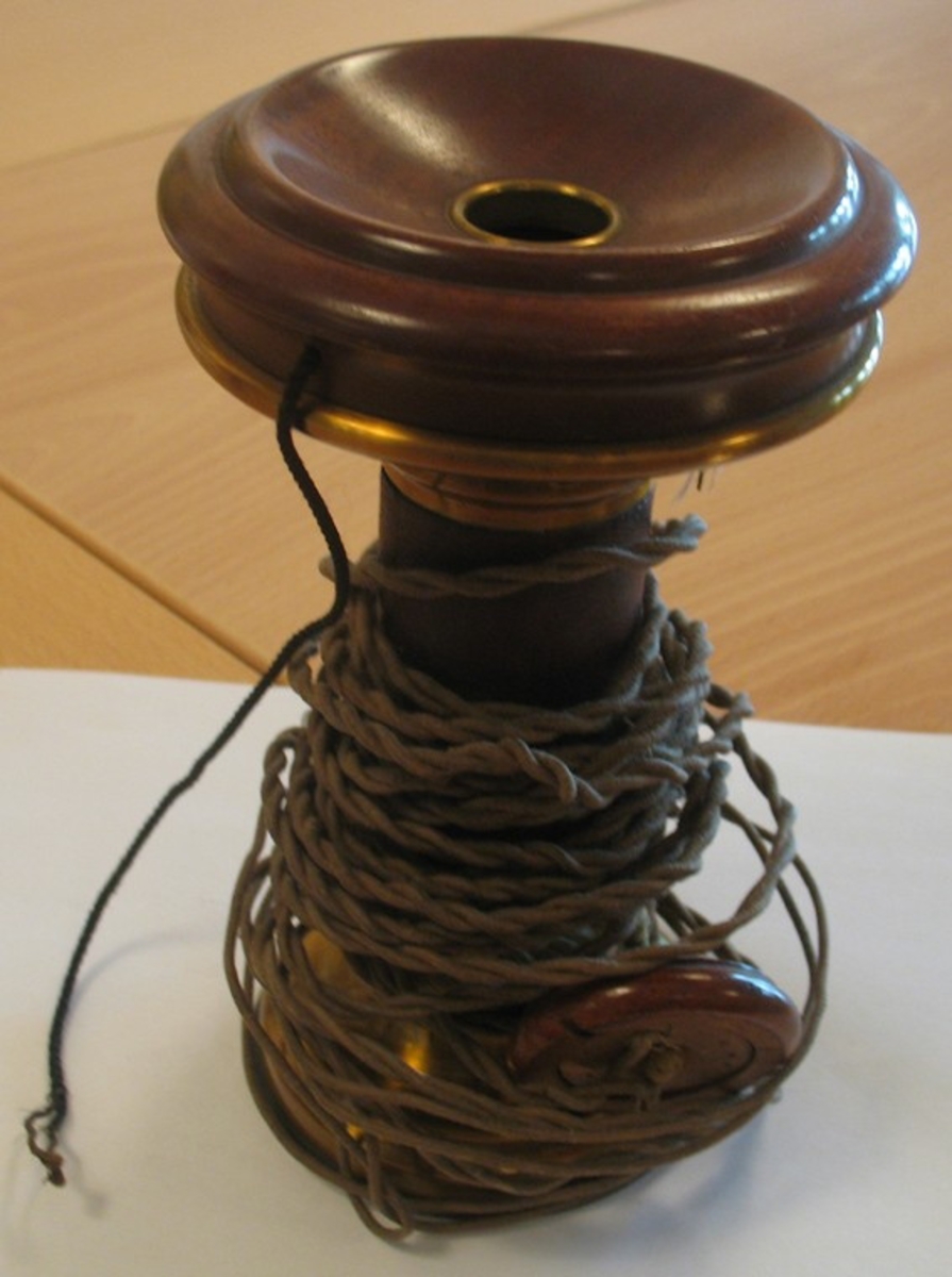 En av 2 stycken handtelefoner av L. M. Erikssons patent 1880-års modell. Tillverkad av Anton Henrik Öller i Stockholm omkring 1877-1880. Firma Öller och Co var de som först utförde L. M. Erikssons telefoner.

Bilaga finns.