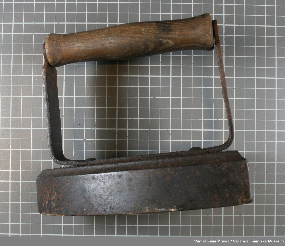 Strykejern av jern med håndtak av tre.