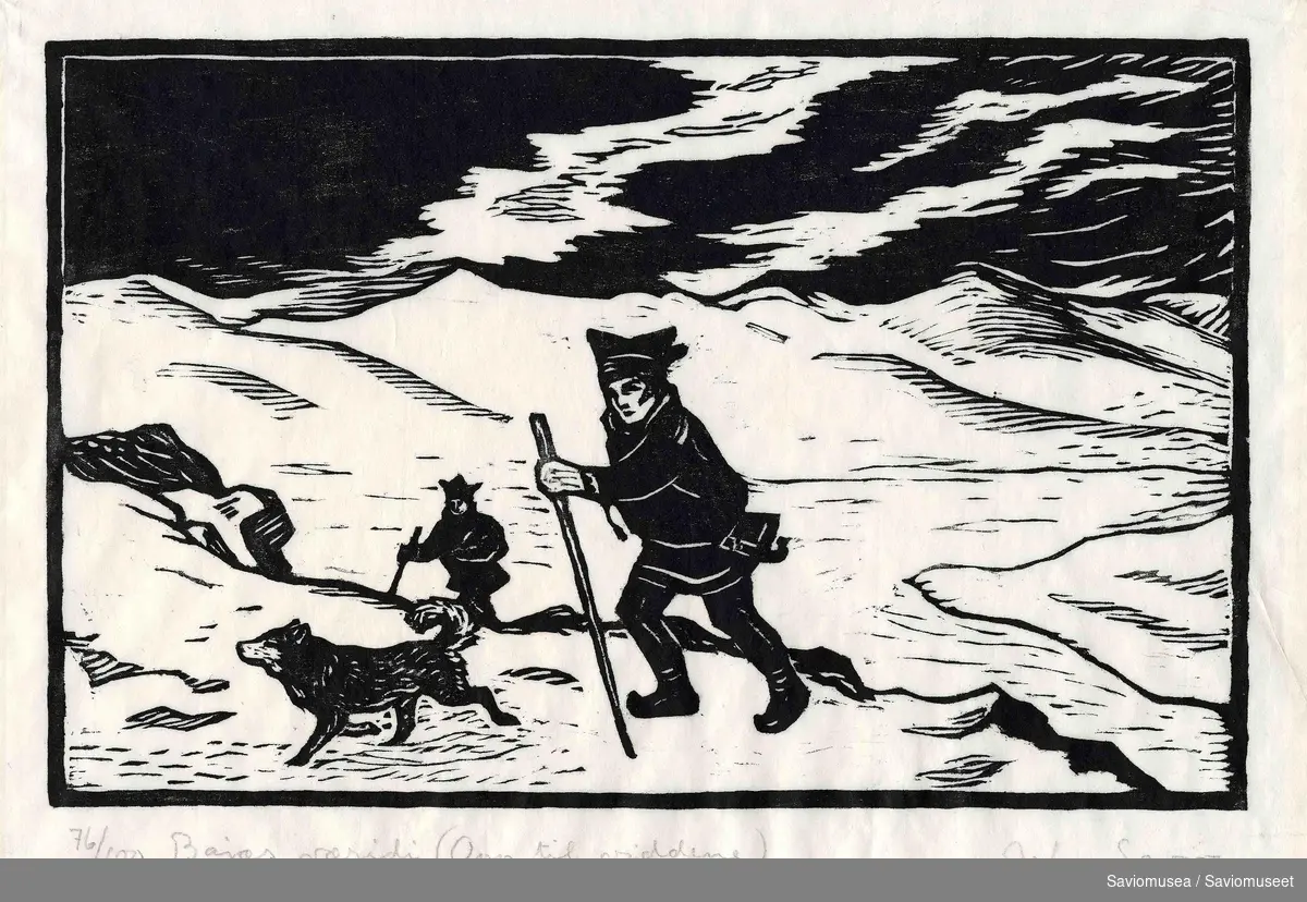 To menn kledd i kofte, lue og skaller og med hver sin stav i hånden vandrer i et snødekt landskap sammen med en hund.
