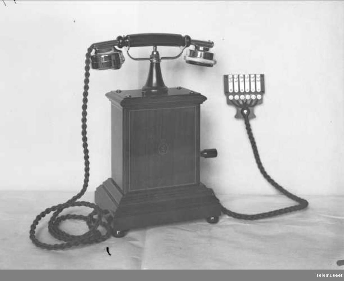 Telefon, magneto bordapparat i tre og stål, med krum mtlf. liggende, Elektrisk Bureau.
