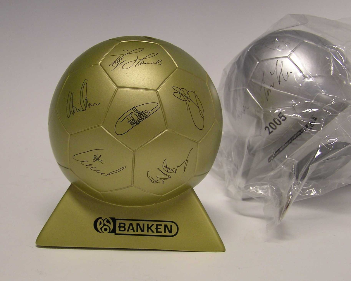 Fotball med signatur til landslaget 2005 og 2006